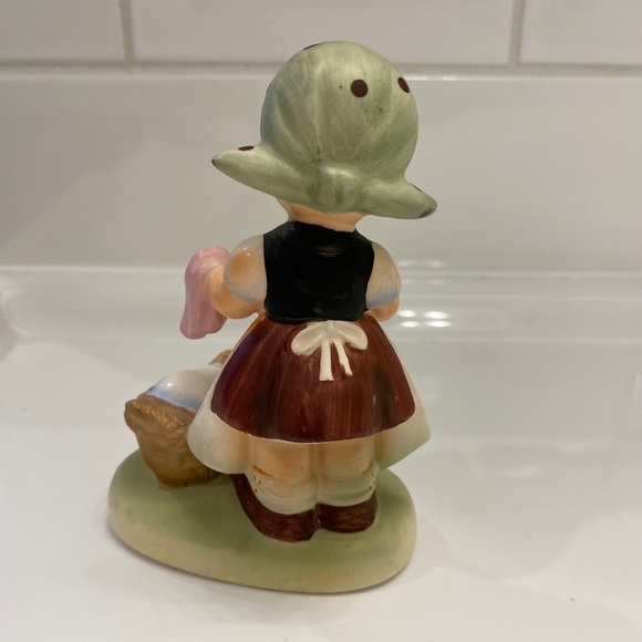 Vintage 1950’s ironing girl figurine with iron. Made in Taiwan - Picture 4 of 6